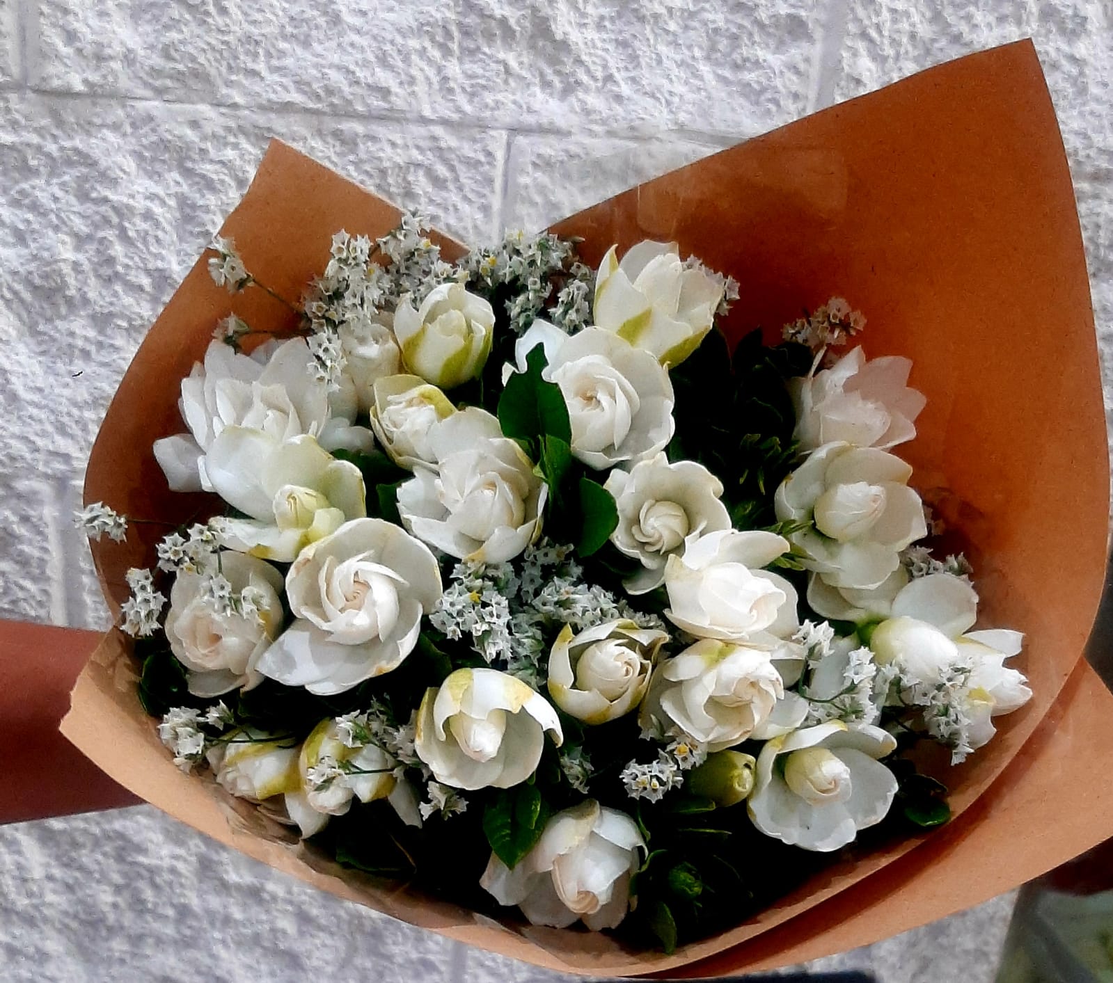 Envio y venta de flores ,rosas, plantas,arreglos florales ,regalos y desayunos a domicilio con delivery gratis en la Ciudad Autonoma de Buenos Aires y con costo de env�o en localidades del Gran Buenos Aires asi como delivery de flores y plantas a trav�s de florerias asociadas en todas las provincias de la Argentina, Buenos Aires, la Pampa, Tucuman, La Rioja, R�o Negro, Entre Rios, Corrientes, Misiones, Neuquen, Chubut, Tierra del Fuego, Santa Cruz, San Luis, Mendoza, Cordoba, Jujuy, Formosa, Santiago del Estero, Salta, Chaco, Catamarca ,San Juan, y ademas realizamos el delivery de flores ,coronas,palmas , plantas y regalos a todas las ciudades de Argentina, Mar del Plata, C�rdoba, Buenos Aires, con cargo en Santa Rosa, La Plata, Bella Vista, Neuquen, Pilar, Paran�, Posadas, Resistencia, Cipolleti y mas de 300 ciudades y localidades en todo el territorio de nuestro pa�s, asi como tambien tenemos la posibilidad de enviar flores a casi todo el mundo en cuestion de horas